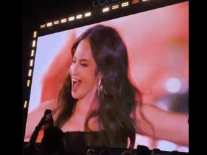 Kibas Rambut-Kecup Bahu, Gaya Enzy Storia Catwalk di Paris Bareng Kendall Jenner
