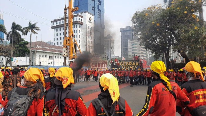 Demo buruh di sekitar Patung Kuda, Jakpus (Annisa/detikcom)