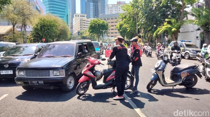demo buruh grahadi macetkan jalan gubernur Suryo
