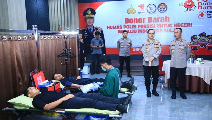Divisi Humas Polri dan jajaran di tingkat polda menggelar donor darah, dalam rangka hari jadi ke-72.