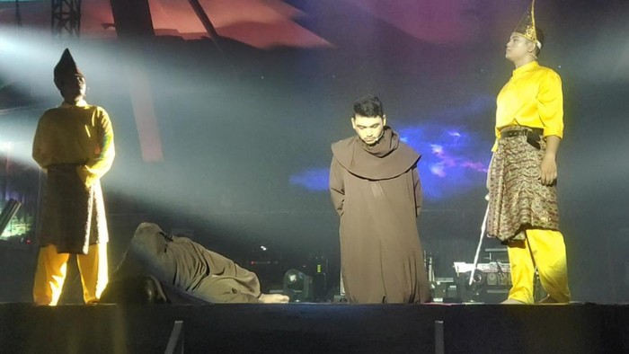 Salah satu adegan theaterikal dalam pementasan  Ahu Utusan Ni Raja Rom. Foto  Evelyn Shinta Situmorang