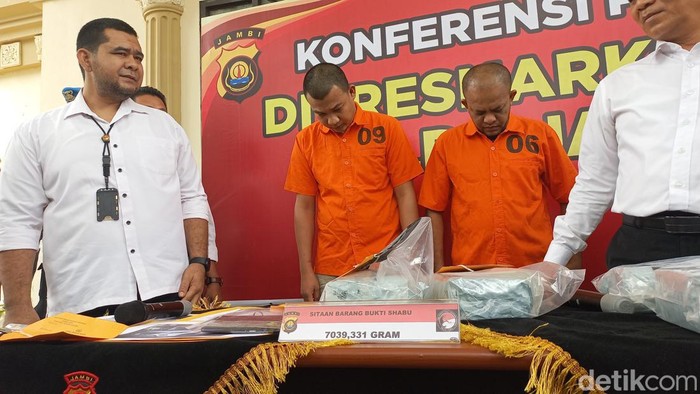 Dua kurir asal Aceh diamankan di Jambi saat mengirim sabu. Sabu diduga dikendalikan napi Lapas Medan.