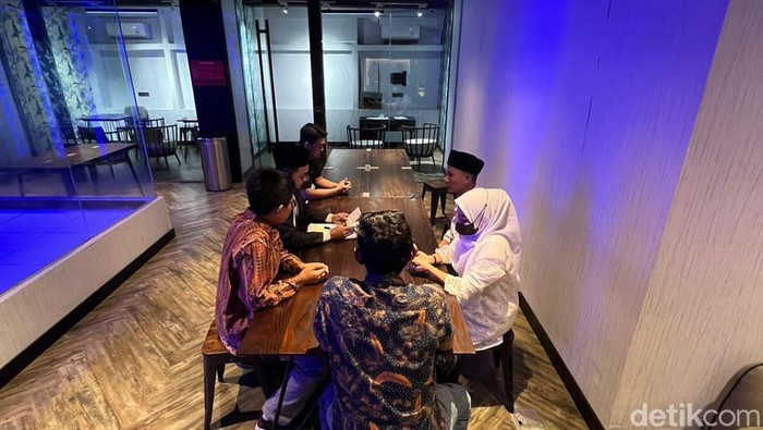 Dua tersangka kasus film porno menikah di kantor polisi