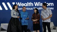 Djumariah Tenteram, Direktur Retail Banking PermataBank berbincang dengan Prof. Rhenald Kasali, Guru Besar FEB UI dan Pendiri Rumah Perubahan, Atiqah Hasiholan, Aktris dan Wealth Wisdom Enthusiast dan Glenn Ranti kepala divisi Corporate Communications Permata Bank saat konferensi pers di Jakarta, Senin (2/9/2023). 