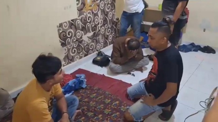 Eks Kades (barbaju cokelat) tertunduk saat diciduk polisi. Dokumen Istimewa