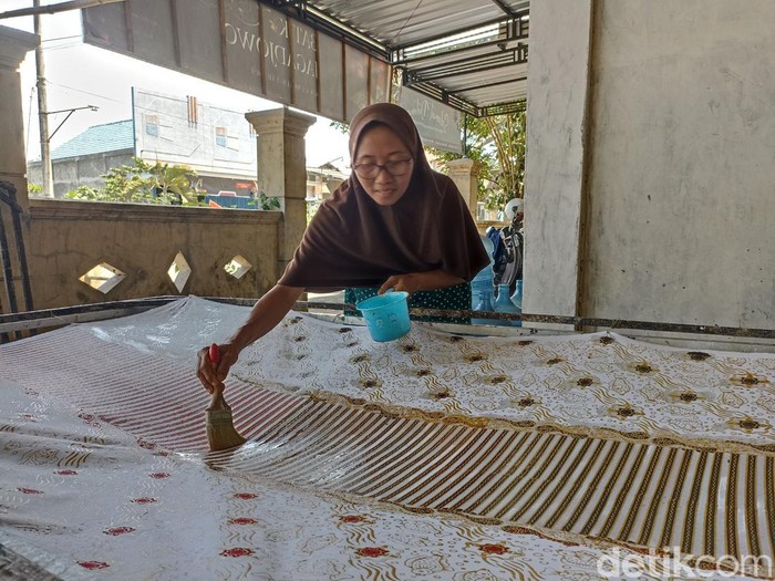 Eni melestarikan batik tutur khas Blitar