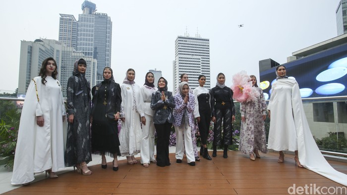 Sejumlah model memeragakan fashion batik kekinian di Halte Trans Jakarta Tosari, Jakarta, Senin (2/10/2023). Fashion show batik oleh La Sabelle x BT Batik Trusmi ini sekaligus memperingati hari batik nasional.