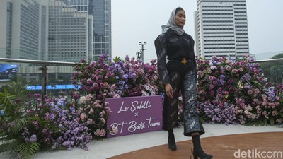 10 Foto Batik Trusmi Show di Halte Transjakarta, Pamer Koleksi Mega Mendung