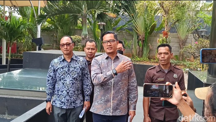 Febri Diansyah dan Rasamala Aritonang tiba di gedung Merah Putih KPK. Dia dipanggil oleh KPK sebagai saksi kasus korupsi yang terjadi di Kementan. (Rizky AM/detikcom)