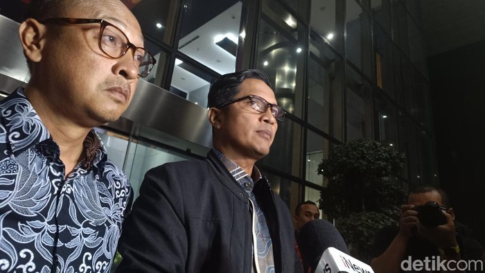 Febri Diansyah (kanan) dan Rasamala Aritonang (kiri). Foto: Rizky Adha Mahendra/detikcom