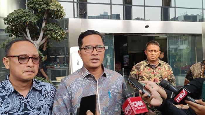 Febri Diansyah saat memenuhi panggilan KPK sebagai saksi (kedua dari kiri)-(Rizky/detikcom)