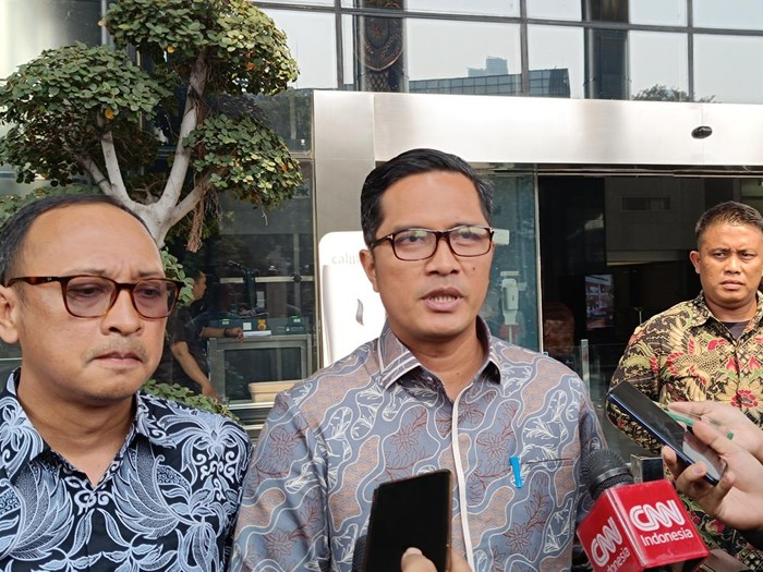 Febri Diansyah saat memenuhi panggilan KPK sebagai saksi (kedua dari kiri)-(Rizky/detikcom)