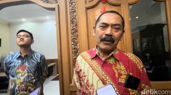Ketia DPC PDIP FX Hadi Rudyatmo dan Wali Kota Solo Gibran Rakabuming Raka di Balai Kota Solo, Senin (2/9/2023).