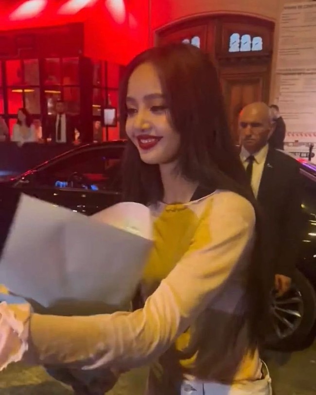 Setelah menyelesaikan pertunjukan di Crazy Horse Paris, Lisa BLACKPINK selalu menghampiri penggemar yang datang untuk melihatnya. Ibunya, Chitthip Bruschweiler pun ikut bercengkrama dengan penggemar.Foto: dok. Twitter @blackpinkbabo