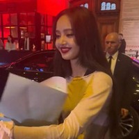 Setelah menyelesaikan pertunjukan di Crazy Horse Paris, Lisa BLACKPINK selalu menghampiri penggemar yang datang untuk melihatnya. Ibunya, Chitthip Bruschweiler pun ikut bercengkrama dengan penggemar.Foto: dok. Twitter @blackpinkbabo