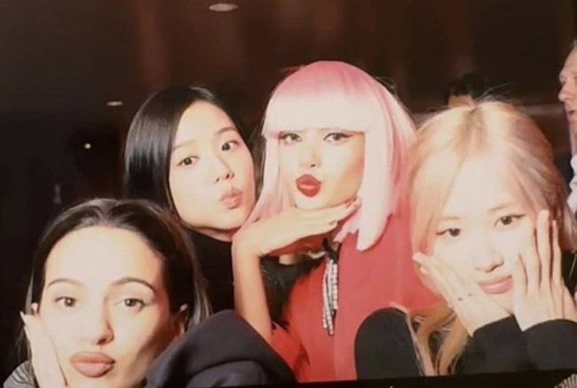 Jisoo dan Rose datang menonton pertunjukan Lisa bersama penyanyi Spanyol, Rosalía. Kedua personel BLACKPINK datang membawa karangan bunga berwarna kuning. Foto: dok. Twitter @blackpinkbabo