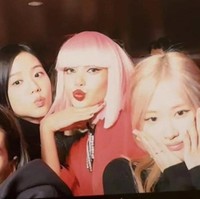 Jisoo dan Rose datang menonton pertunjukan Lisa bersama penyanyi Spanyol, Rosalía. Kedua personel BLACKPINK datang membawa karangan bunga berwarna kuning. Foto: dok. Twitter @blackpinkbabo
