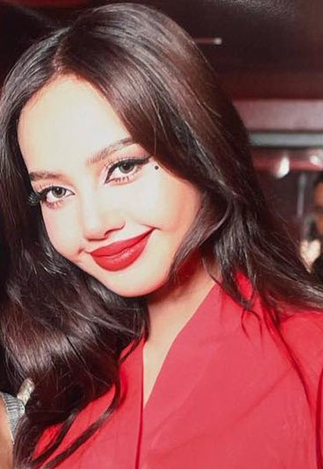 Selama pertunjukan Lisa BLACKPINK tampil manglingi dengan wig pendek berwarna pink. Pelantun Money itu juga memakai lipstik merah dan membuat tahi lalat permanen di bawah bagian matanya. Foto: dok. Twitter @blackpinkbabo