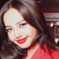 Selama pertunjukan Lisa BLACKPINK tampil manglingi dengan wig pendek berwarna pink. Pelantun Money itu juga memakai lipstik merah dan membuat tahi lalat permanen di bawah bagian matanya. Foto: dok. Twitter @blackpinkbabo