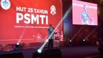 Gaya Zulhas Berbatik di HUT Paguyuban Tionghoa