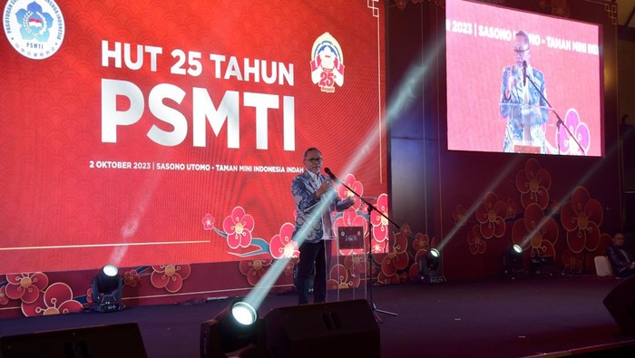 Gaya Zulhas Berbatik di HUT Paguyuban Tionghoa