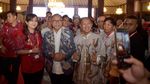 Gaya Zulhas Berbatik di HUT Paguyuban Tionghoa