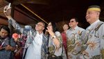 Gaya Zulhas Berbatik di HUT Paguyuban Tionghoa