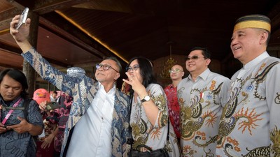Gaya Zulhas Berbatik di HUT Paguyuban Tionghoa