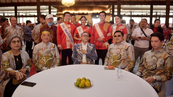 Gaya Zulhas Berbatik di HUT Paguyuban Tionghoa