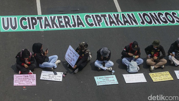 Sejumlah massa dari berbagai aliansi terus mendatangi kawasan Patung Kuda, Jakarta, Senin (1/10/2023). Mereka berdemo saat JC UU Cipta Kerja tengah diputus di MK.