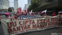 Salah satunya spanduk tentang UU Ciptakerja atau Omnibus Law yang telah banyak memakan korban. 