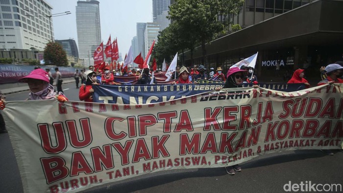 Sejumlah massa dari berbagai aliansi terus mendatangi kawasan Patung Kuda, Jakarta, Senin (1/10/2023). Mereka berdemo saat JC UU Cipta Kerja tengah diputus di MK.