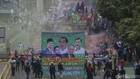 Mereka juga membawa spanduk dukungan untuk warga Pulau Rempang. 