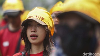 Gelombang Massa Buruh Terus Datangi Patung Kuda
