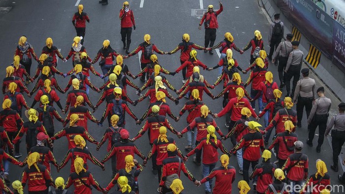 Sejumlah massa dari berbagai aliansi terus mendatangi kawasan Patung Kuda, Jakarta, Senin (1/10/2023). Mereka berdemo saat JC UU Cipta Kerja tengah diputus di MK.
