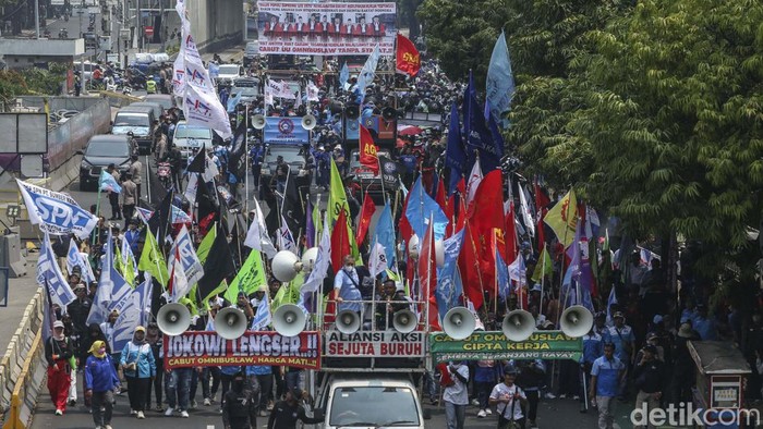 Sejumlah massa dari berbagai aliansi terus mendatangi kawasan Patung Kuda, Jakarta, Senin (1/10/2023). Mereka berdemo saat JC UU Cipta Kerja tengah diputus di MK.
