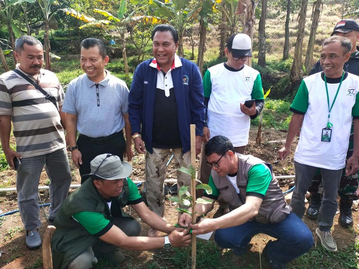 Gerakan Menanam Sejuta Pohon di Pamijahan Bogor Gerakan menanam sejuta pohon dilakukan di Desa Gunung Sari, Pamijahan, Kabupaten Bogor. Kegiatan ini dalam rangka HUT KAHMI ke-57.