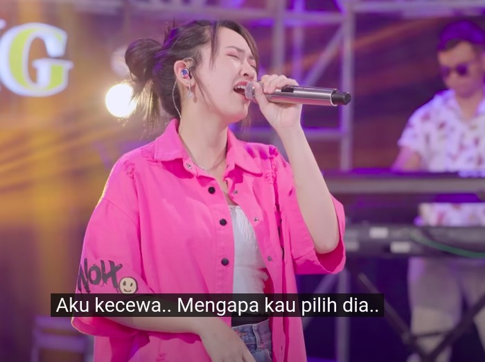 Happy Asmara sedang menjadi pemberitaan dengan pengakuannya mengalami kesurupan saat manggung. Terlepas dari itu, lagu yang ia nyanyikan juga trending.