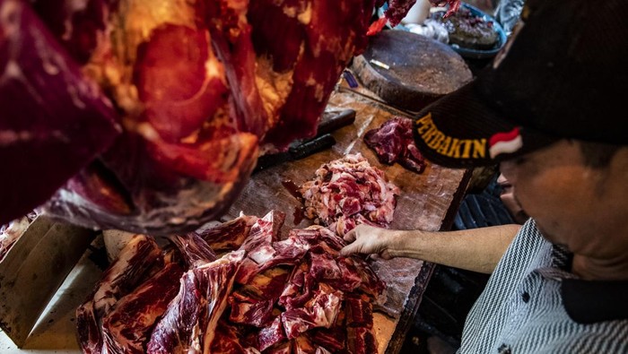 Pedagang daging sapi menunggu calon pembeli di Pasar Minggu, Jakarta, Senin (2/10/2023). Pusat Informasi Harga Pangan Strategis Nasional mencatat rata-rata harga daging sapi kualitas 2 (per kilogram) di beberapa provinsi telah menyentuh angka Rp159,74 ribu per kilogram, sementara DKI Jakarta menjadi yang termahal se-Indonesia dengan harga jual Rp192,95 ribu per kilogram. ANTARA FOTO/Muhammad Adimaja/rwa.