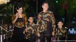 Kompak Berbatik! 7 Artis dan Anak Lenggak-lenggok di Depan Presiden Jokowi