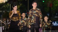 Hadir juga keluarga Titi Kamal dan Christian Sugiono bersama dengan dua putra mereka. Foto: dok. Channel YouTube Sekretariat Presiden