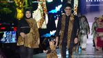 Kompak Berbatik! 7 Artis dan Anak Lenggak-lenggok di Depan Presiden Jokowi