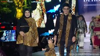 Keluarga Atta Halilintar dan Aurel Hermansyah, menggandeng Ameena yang berhasil mencuri perhatian Presiden Joko Widodo dan Iriana Jokowi. Mereka memakai batik sekar jagat dari Yogyakarta. Foto: dok. Channel YouTube Sekretariat Presiden