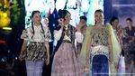 Kompak Berbatik! 7 Artis dan Anak Lenggak-lenggok di Depan Presiden Jokowi