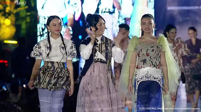 Hari Batik Deretan artis dan keluarga di Istana Berbatik
