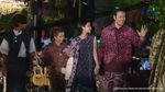 Kompak Berbatik! 7 Artis dan Anak Lenggak-lenggok di Depan Presiden Jokowi