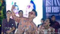 Aksi Ramzi dan putri semata wayangnya, Asila Maisa, enjoy banget di panggung Istana Berbatik. Sang presenter dan putrinya itu sempat mengajak Presiden Jokowi dan Iriana selfie.  Foto: dok. Channel YouTube Sekretariat Presiden
