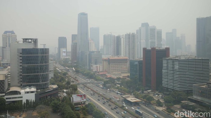 Indeks Kualitas Udara (AQI) Jakarta pada Senin (2/10) pukul 10.00 WIB sebesar 163. Jakarta pun masuk peringkat ke-2 kota di dunia terpolusi di dunia.