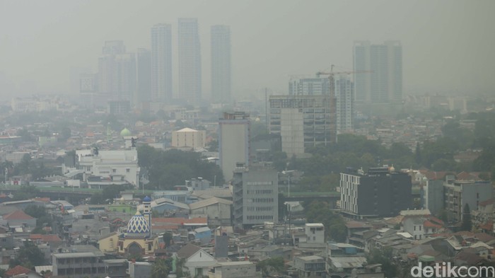 Indeks Kualitas Udara (AQI) Jakarta pada Senin (2/10) pukul 10.00 WIB sebesar 163. Jakarta pun masuk peringkat ke-2 kota di dunia terpolusi di dunia.