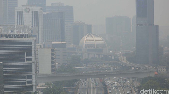 Indeks Kualitas Udara (AQI) Jakarta pada Senin (2/10) pukul 10.00 WIB sebesar 163. Jakarta pun masuk peringkat ke-2 kota di dunia terpolusi di dunia.